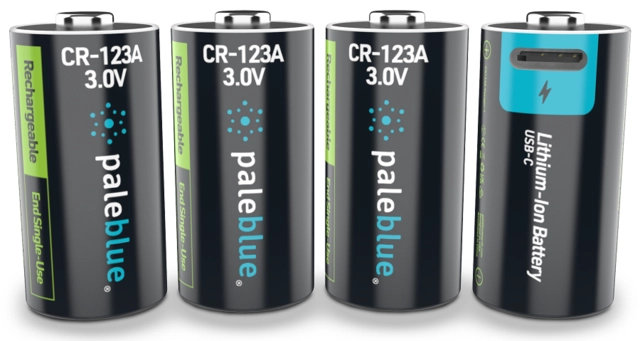 Pale Blue Voyager CR123 Battery 4-pack of CR123, including cable USB-C 